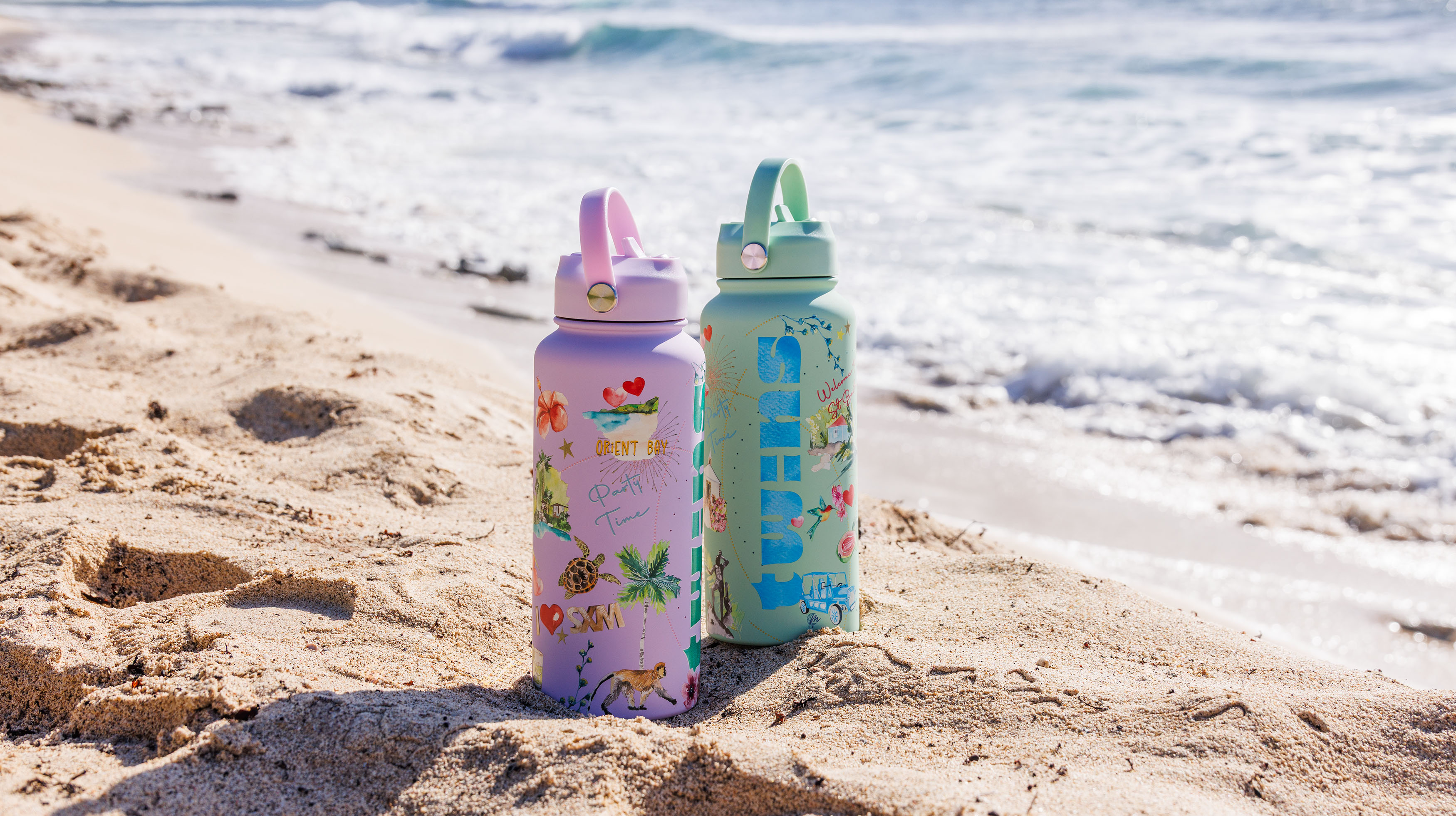 Création d’une gourde illustrée à l’aquarelle pour Twins Sportswear sur Saint-Martin et Saint-Barth – July On The Moon Création d'une gourde illustrée à l'aquarelle pour Twins Sportswear sur Saint-Martin et Saint-Barth - July On The Moon